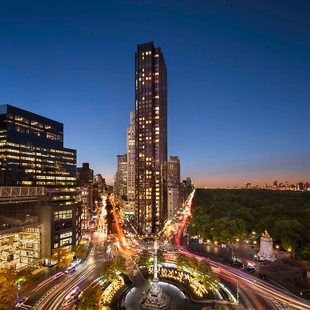 Trump International New York Eksteriør billede The building at night
