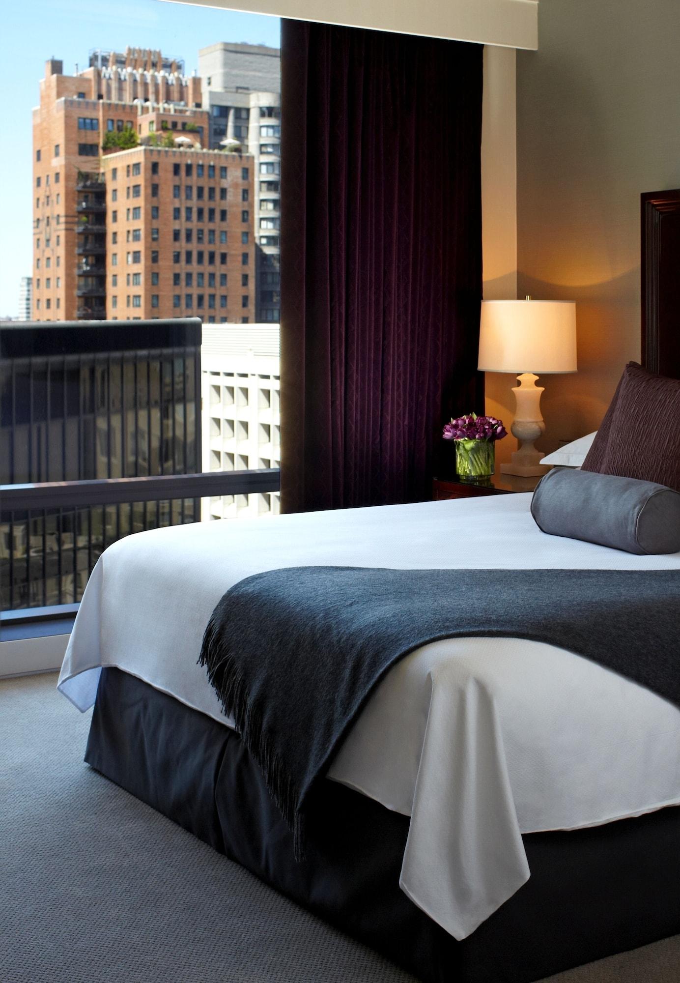 Trump International New York Eksteriør billede A guest room at the Hotel Commonwealth