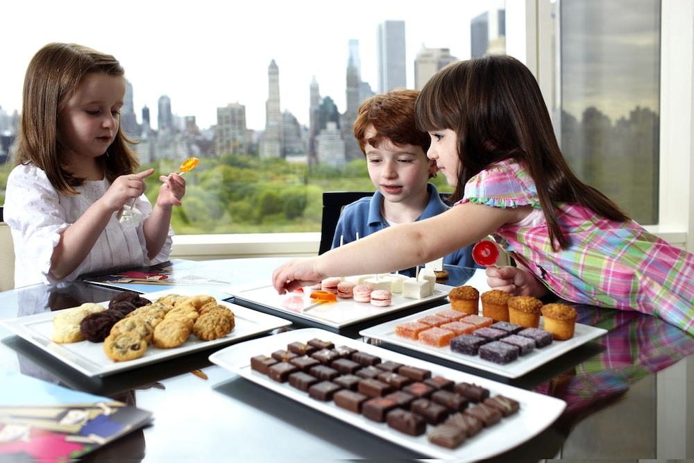 Trump International New York Eksteriør billede Children eating sweets