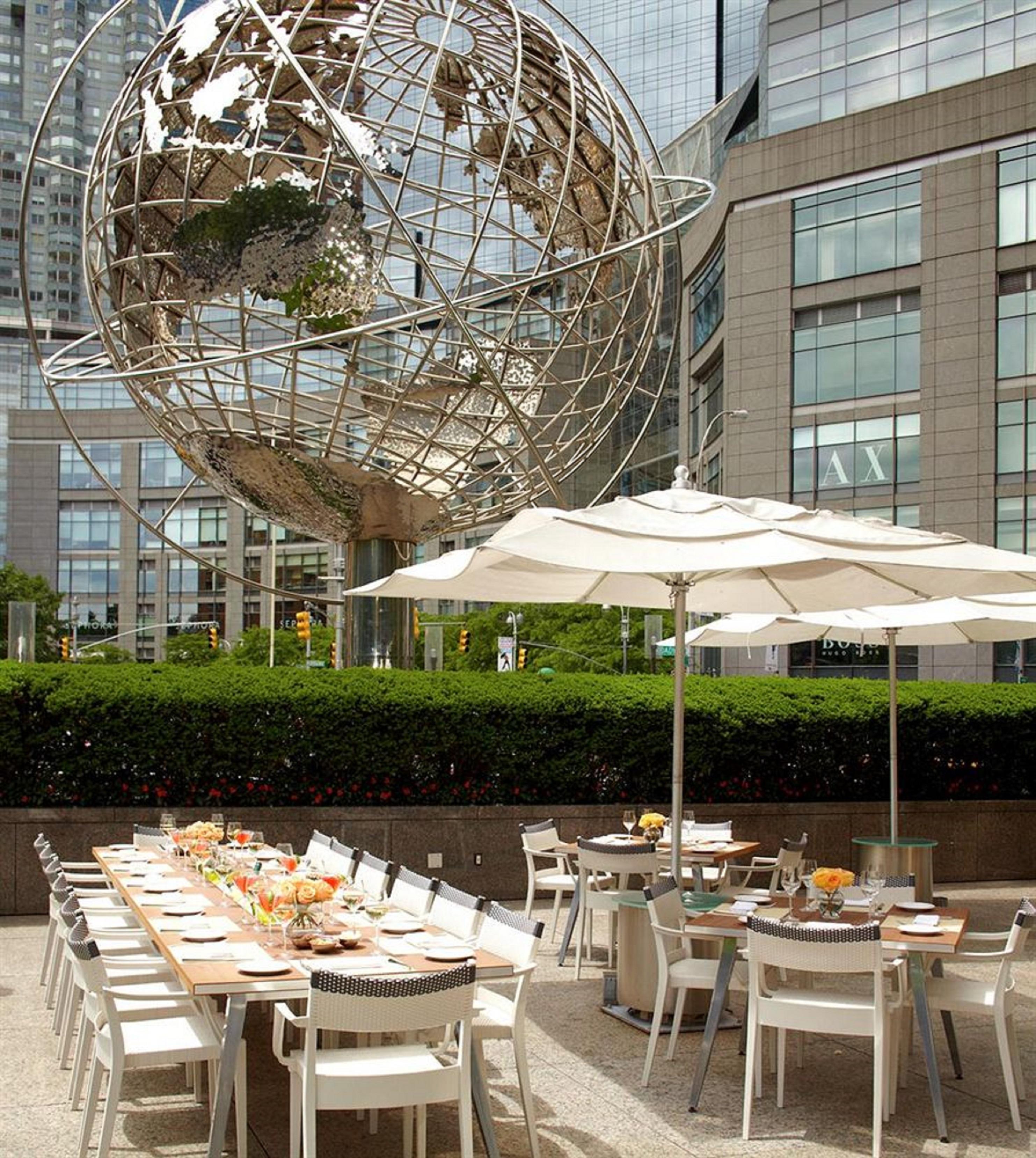 Trump International New York Eksteriør billede The outdoor tables at the restaurant