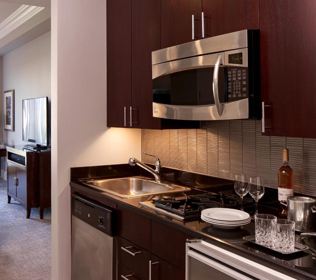 Trump International New York Eksteriør billede A microwave oven in a home kitchen
