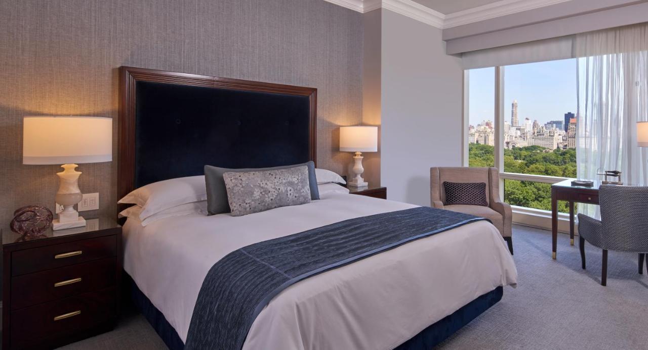 Trump International New York Eksteriør billede A bedroom at the Mandarin Oriental New York
