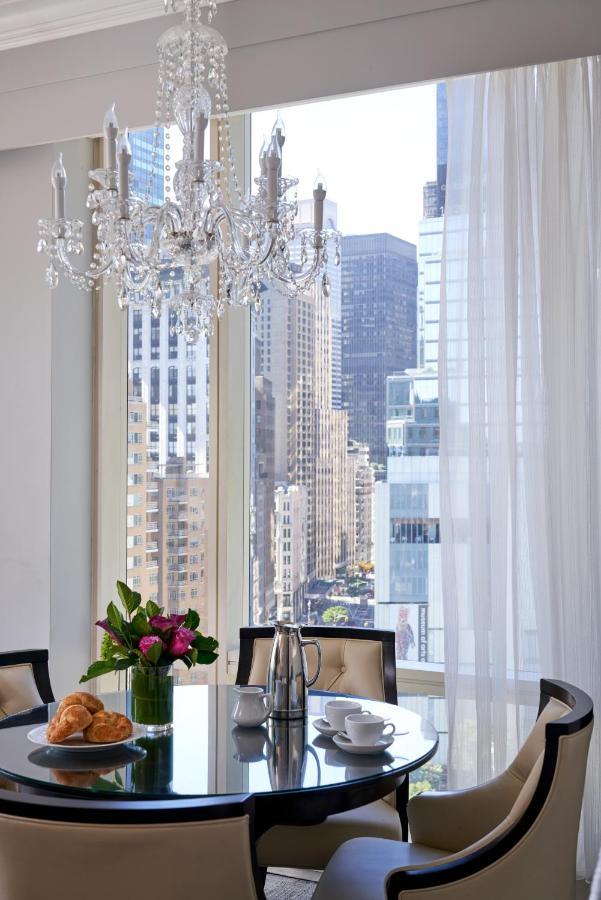 Trump International New York Eksteriør billede A view of the New York City skyline from a suite at the Mandarin Oriental