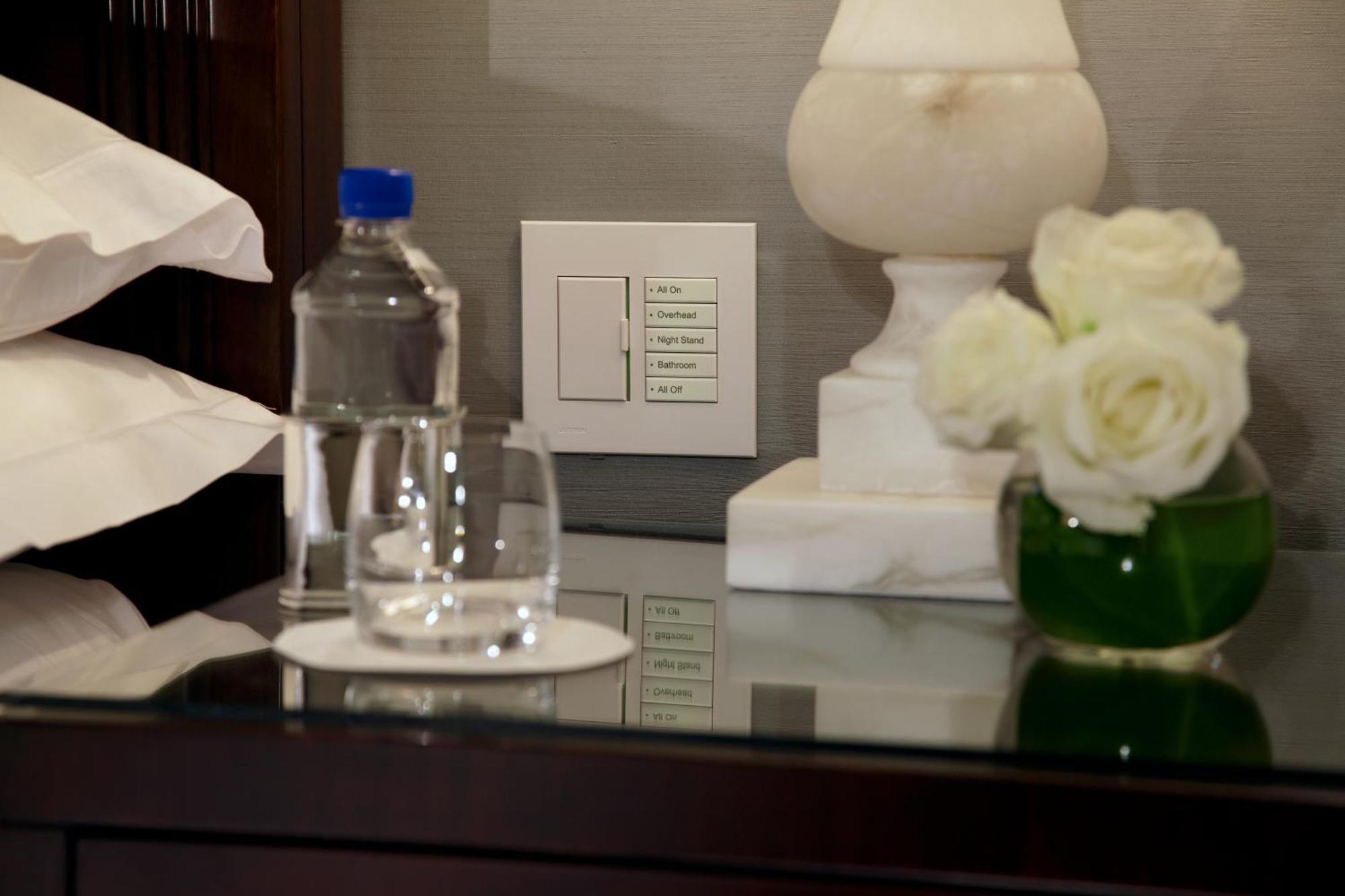 Trump International New York Eksteriør billede A Lutron light switch
