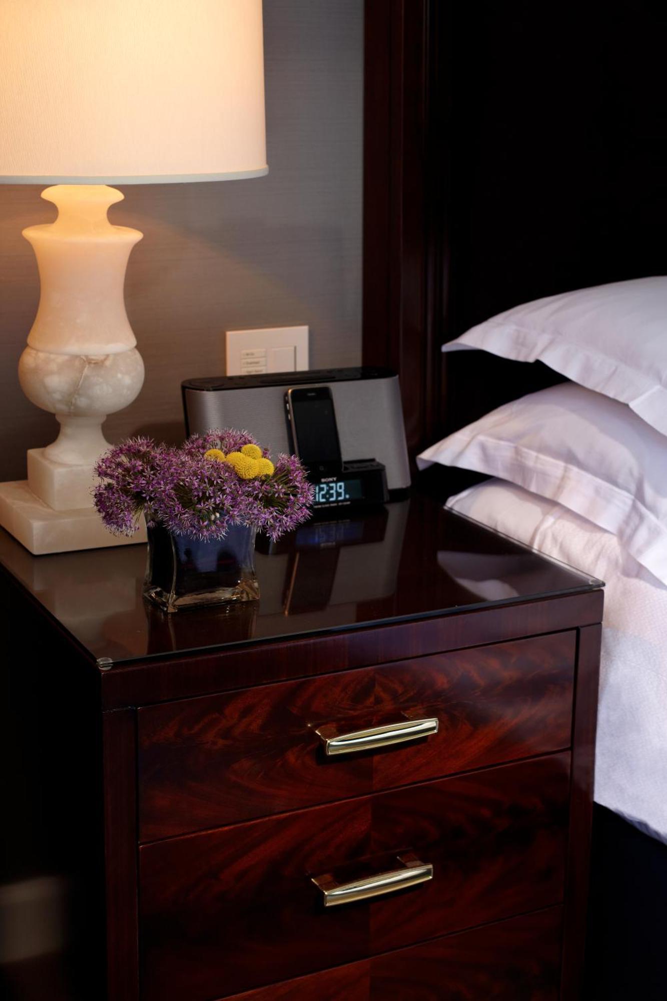 Trump International New York Eksteriør billede The 2010s saw the rise of the "hotel-like" bedroom, with a range of products designed to make the bedroom feel like a hotel room.