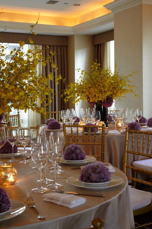 Trump International New York Eksteriør billede A table set for a formal dinner
