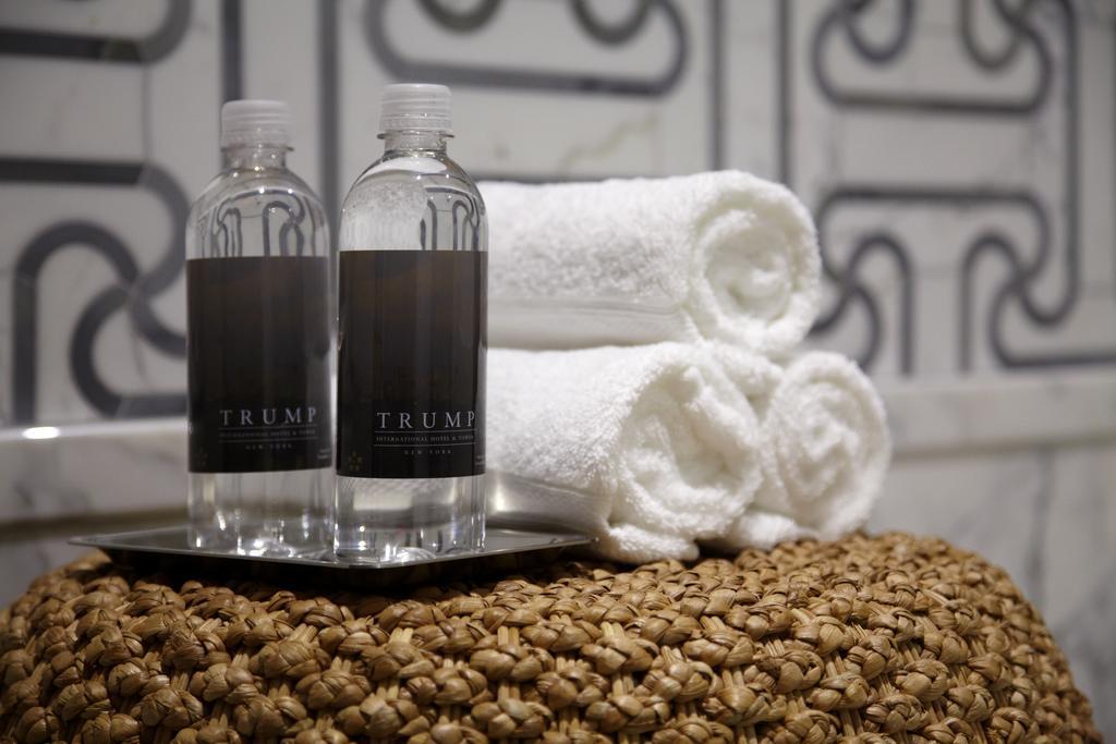 Trump International New York Eksteriør billede Bottled water at Trump International Hotel and Tower, Washington, D.C.
