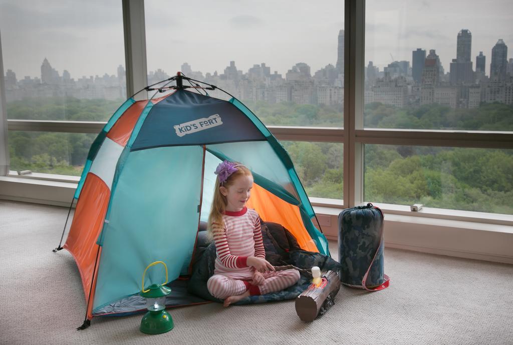 Trump International New York Eksteriør billede A child camping indoors