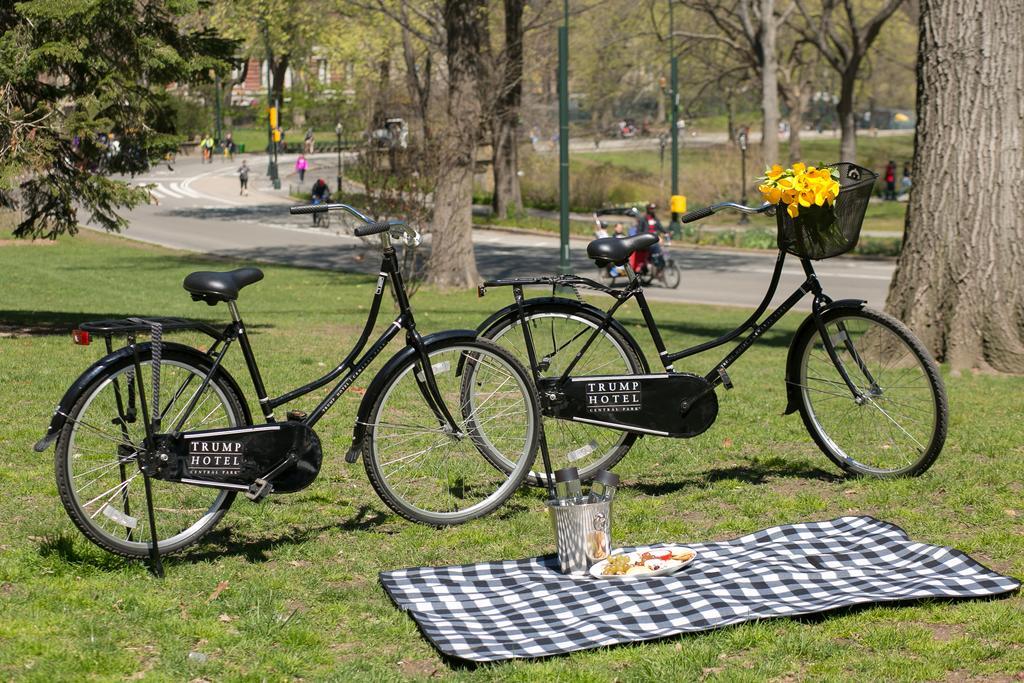 Trump International New York Eksteriør billede A tandem bicycle